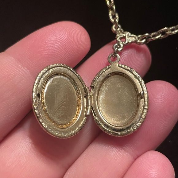 Vintage 1928 Cameo Locket Necklace - Picture 3 of 5